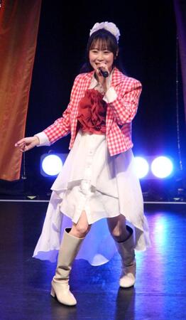 　熱唱する高柳明音