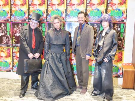 舞台開演前に取材に応じた（左から）街裏ぴんく、松岡充、丸尾丸一郎、阪本奨梧