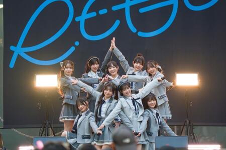 ＲＥ-ＧＥの（中央後方から時計回りで）白石るり、花井心桜、森瀬こころ、瑞川蒼依、禾本珠彩、桧山ゆうみ、高月凛々、那須ほほみ、田崎杏夏