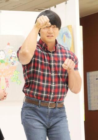 猫のポーズで撮影に応じた青木マッチョ