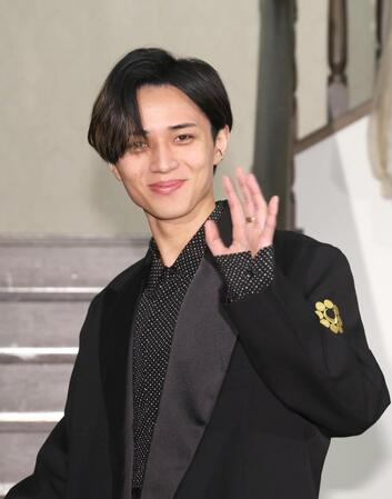 手を振る永瀬廉（撮影・佐々木彰尚）