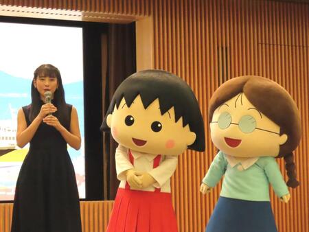 「ちびまる子ちゃん」のまるちゃん（中）、たまちゃん（右）と駿河湾就航イベントに出席した岡添麻希