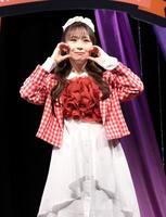 　ポーズを決める高柳明音