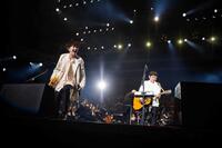 オーケストラと共演したゆず。（左から）北川悠仁、岩沢厚治