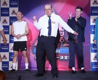 決勝進出を決めたルシファー吉岡（中央）＝撮影・石井剣太郎