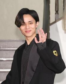 手を振る永瀬廉（撮影・佐々木彰尚）