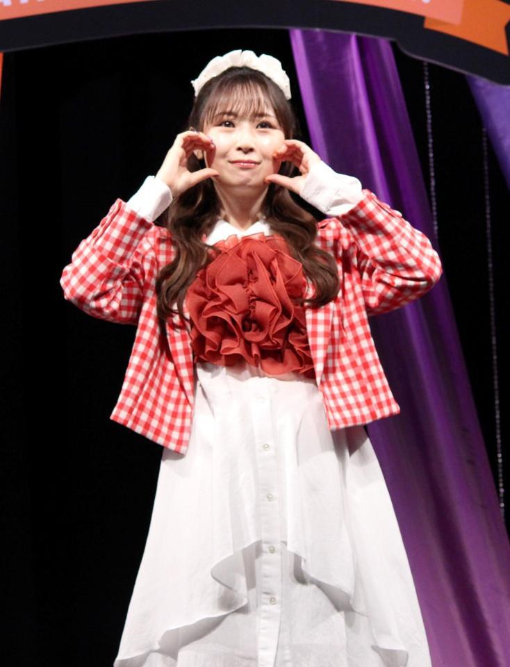 　ポーズを決める高柳明音