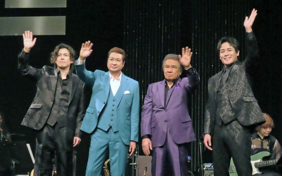 　ファミリーコンサートを行った（左から）木村竜蔵、山川豊、鳥羽一郎、木村徹二