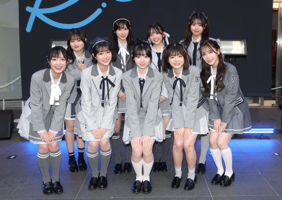 ポースをとるＲＥ-ＧＥの（前列左から）白石るり、禾本珠彩、花井心桜、瑞川蒼依、那須ほほみ（後列同）高月凛々、田崎杏夏、森瀬こころ、桧山ゆうみ（撮影・石井剣太郎）