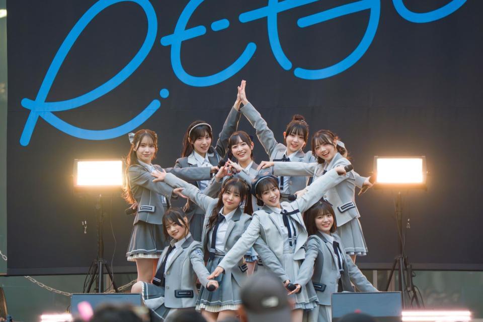 ＲＥ-ＧＥの（中央後方から時計回りで）白石るり、花井心桜、森瀬こころ、瑞川蒼依、禾本珠彩、桧山ゆうみ、高月凛々、那須ほほみ、田崎杏夏