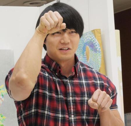 猫のポーズで撮影に応じた青木マッチョ