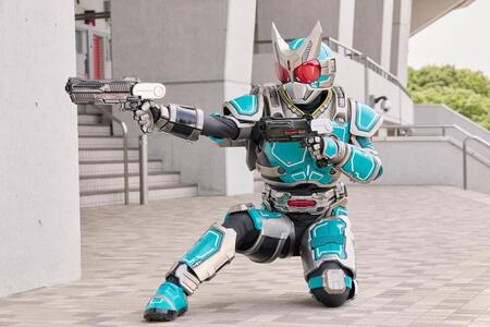 銃を構える仮面ライダーＧ６©２０２６「劇場版アギト」製作委員会©石森プロ・東映