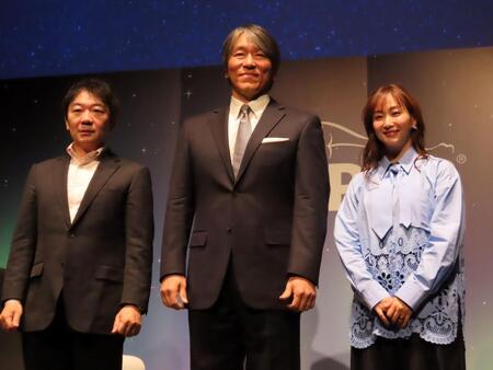 テンピュール新商品発表会に駆けつけた松井秀喜氏（中）と記念撮影する藤本美貴（右）、筑波大の櫻井武教授