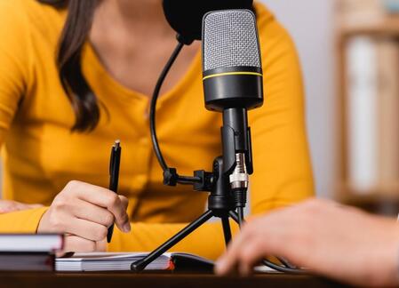 女性アナウンサー　※写真はイメージです（LIGHTFIELD STUDIOS／stock.adobe.com）