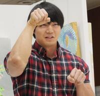 猫のポーズで撮影に応じた青木マッチョ