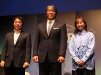 テンピュール新商品発表会に駆けつけた松井秀喜氏（中）と記念撮影する藤本美貴（右）、筑波大の櫻井武教授