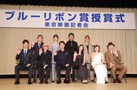 手を振る（前列左から）李相日監督、山田洋次監督、妻夫木聡、広瀬すず、森田望智、佐藤二朗（後列同）西嶋祐一郎氏、河合優実、山口馬木也、渋谷龍太（撮影・石井剣太郎）