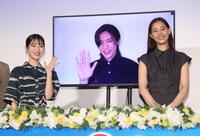 手を振る（左から）浜辺美波、Ｓｎｏｗ　Ｍａｎの目黒蓮、新木優子（撮影・石井剣太郎）