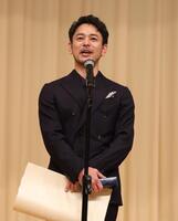 授賞式に参加した妻夫木聡（撮影・石井剣太郎）