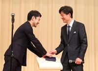 李相日監督（右）と握手する妻夫木聡＝イイノホール（撮影・石井剣太郎）