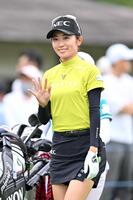 １０番、笑顔を見せる安田祐香＝２５年６月