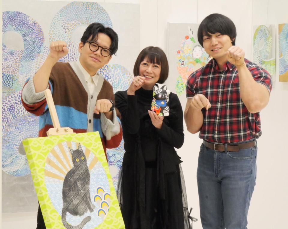 猫のポーズで撮影に応じた（左から）ミキ・亜生、ＫＡＯＲＵＫＯ、青木マッチョ