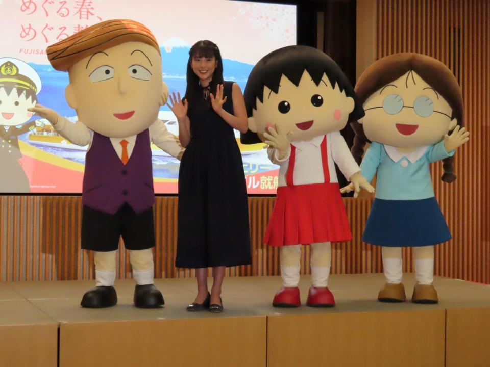 駿河湾フェリーリニューアル就航記念イベントに出席した（左から）花輪クン、岡副麻希、まるちゃん、たまちゃん