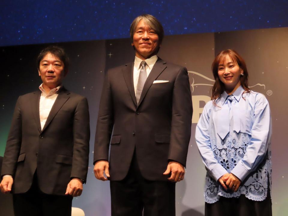 テンピュール新商品発表会に駆けつけた松井秀喜氏（中）と記念撮影する藤本美貴（右）、筑波大の櫻井武教授