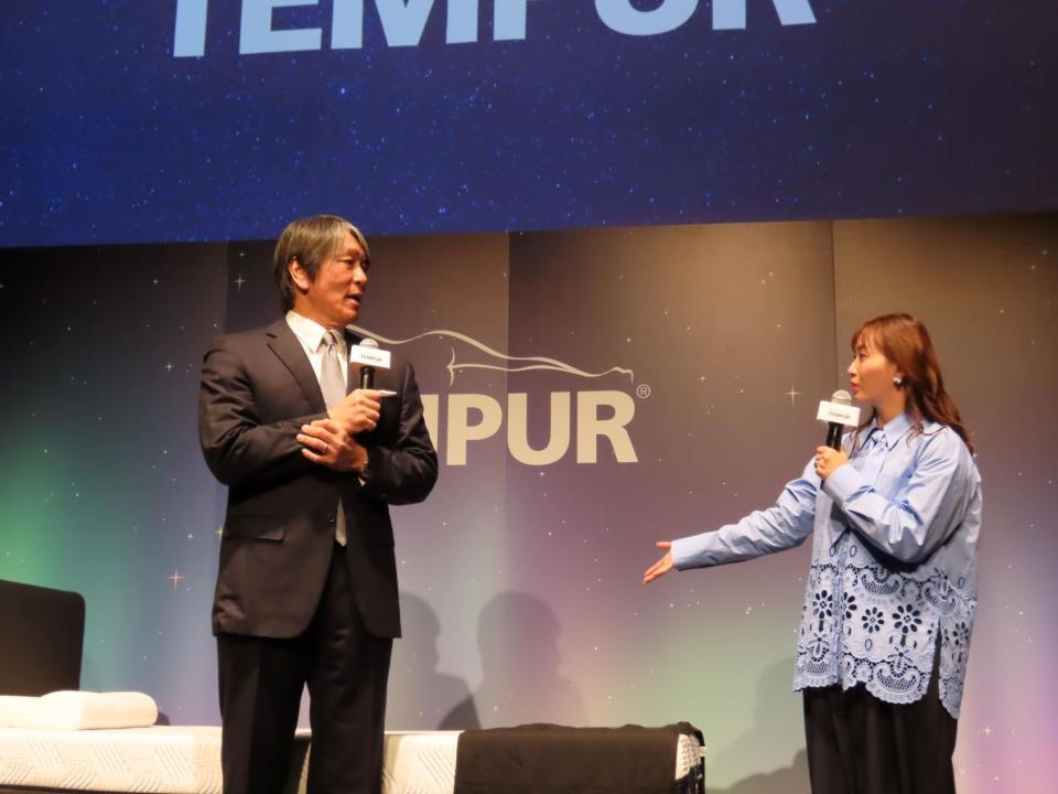 松井秀喜氏（左）に睡眠について質問する藤本美貴
