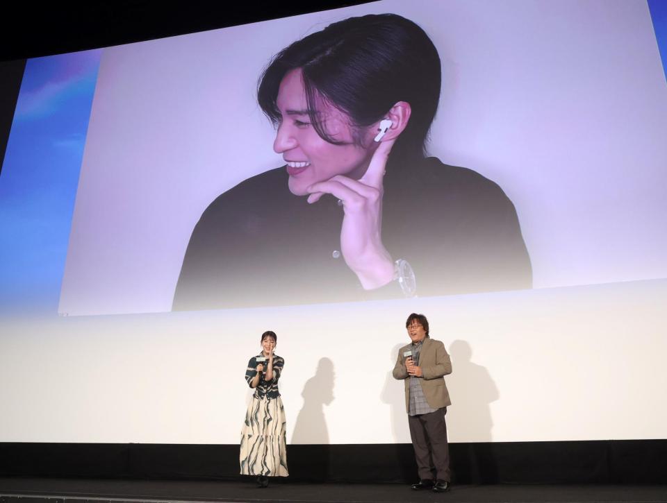 Ｓｎｏｗ　Ｍａｎ・目黒蓮（中央）の誕生日を祝う（左から）浜辺美波、三木孝浩監督（撮影・石井剣太郎）