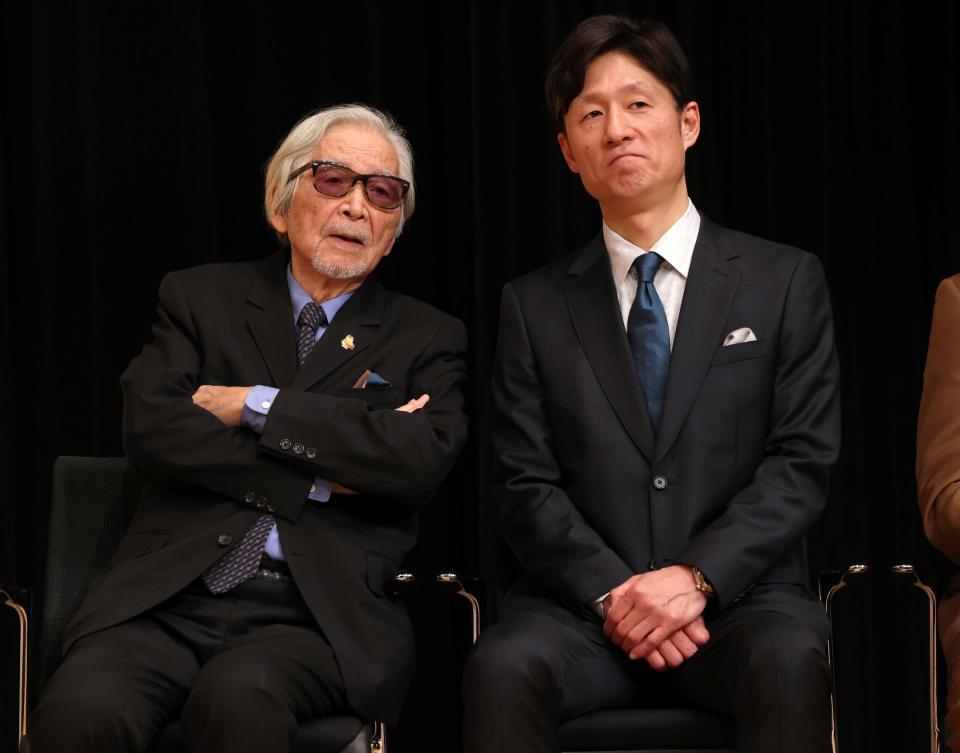 言葉を交わす山田洋次監督（左）と李相日監督（撮影・石井剣太郎）