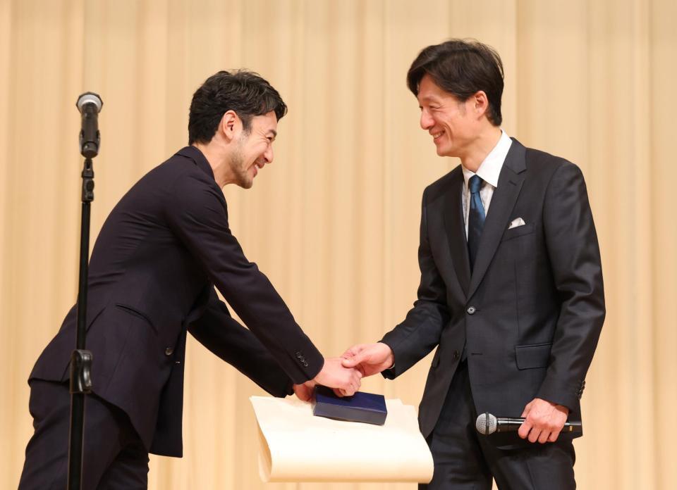 李相日監督（右）と握手する妻夫木聡＝イイノホール（撮影・石井剣太郎）