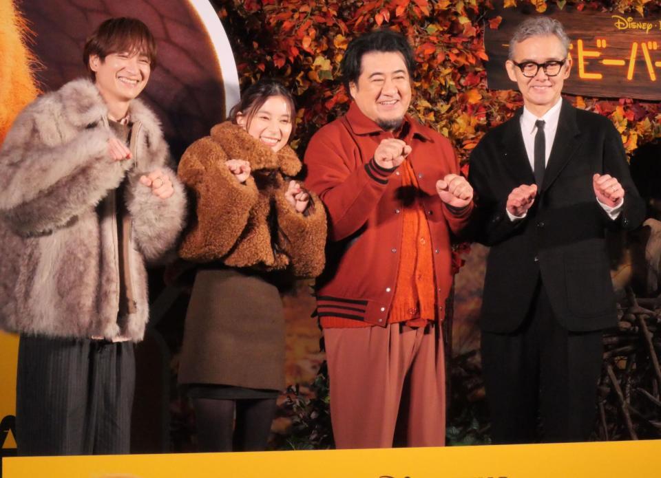 「ビーバーポーズ」でかわいらしく撮影に応じた（左から）宮田俊哉、芳根京子、小手伸也、渡部篤郎