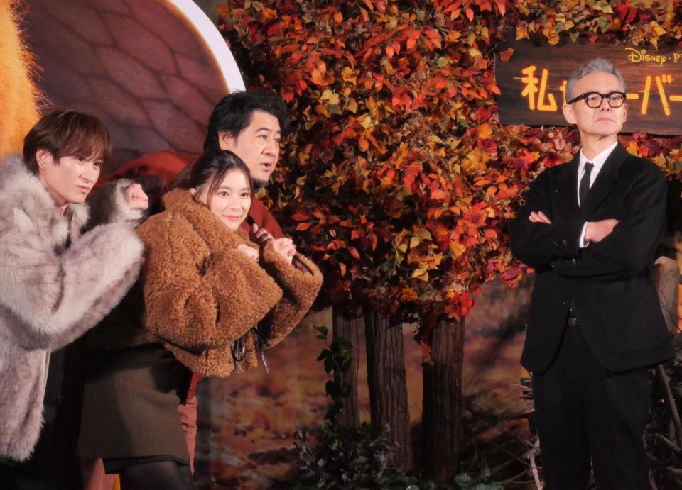 役柄にちなんだ対立構図で撮影に応じた（左から）宮田俊哉、芳根京子、小手伸也、渡部篤郎