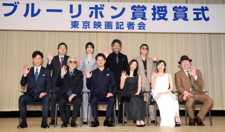 第６８回ブルーリボン賞授賞式に出席した（前列左から）李相日監督、山田洋次監督、妻夫木聡、広瀬すず、森田望智、佐藤二朗（後列同）西嶋祐一郎氏、河合優実、山口馬木也、渋谷龍太