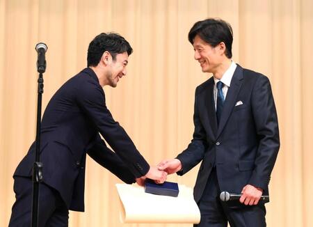 妻夫木聡（左）と握手をする李相日監督