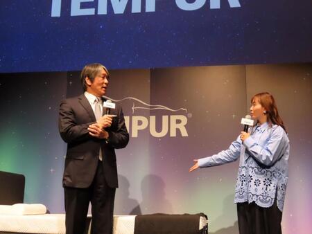 松井秀喜氏（左）に睡眠について質問する藤本美貴