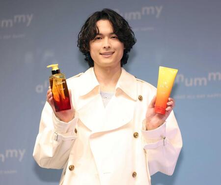 ブランドアンバサダーに就任した松村北斗