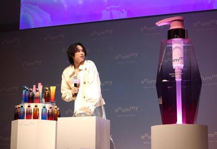 発表会に登壇し、点灯ボタンを押すＳｉｘＴＯＮＥＳ・松村北斗（撮影・石井剣太郎）