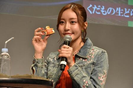 オリジナルスイーツを手にした王林