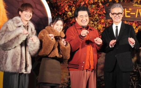 「ビーバーポーズ」を決める（左から）宮田俊哉、芳根京子、小手伸也、渡部篤郎