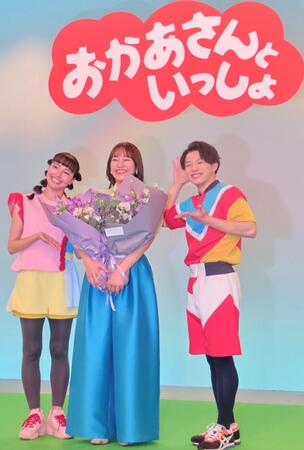 卒業する秋元杏月（中央）に花束を送った佐久本和夢（右）とアンジェ