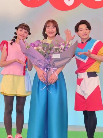 卒業する秋元杏月（中央）に花束を送った佐久本和夢（右）とアンジェ