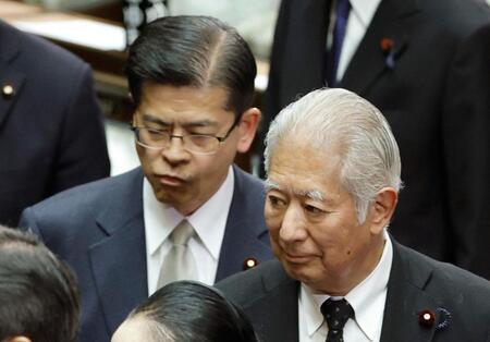 議長選挙で投票に向かう自民党の森英介元法相（手前）と中道改革連合の石井啓一元公明党代表