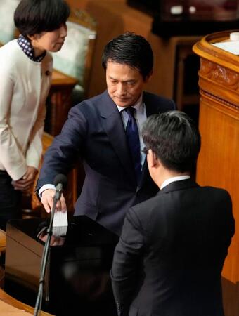 衆院本会議の首相指名選挙で投票する中道改革連合の小川淳也代表