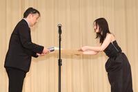 主演女優賞のプレゼンターを務め、広瀬すずに賞状を授与する本紙・杉村峰達芸能担当部長（左）（撮影・石井剣太郎）