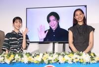 中継参加した目黒蓮と手を振る浜辺美波（左）と新木優子