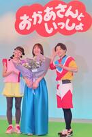 卒業する秋元杏月（中央）に花束を送った佐久本和夢（右）とアンジェ