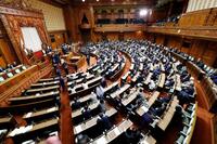 首相指名選挙の決選投票が行われた参院本会議＝18日午後３時33分