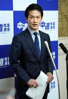 中道改革連合の執行役員会後に取材に応じる小川淳也代表